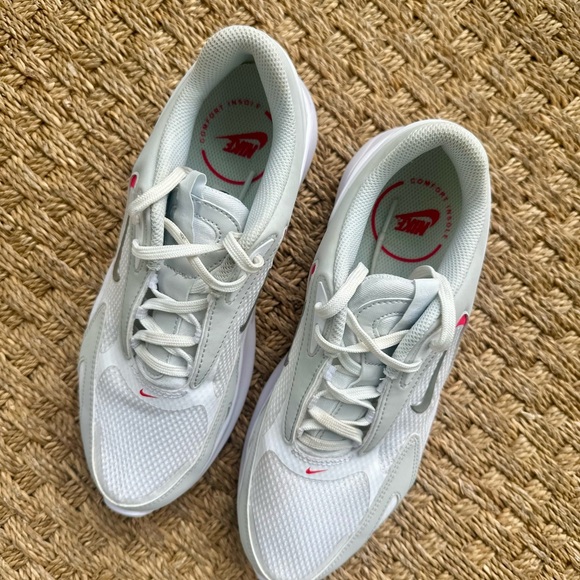 Women's Nike Air Max Bolt - Picture 3 of 5